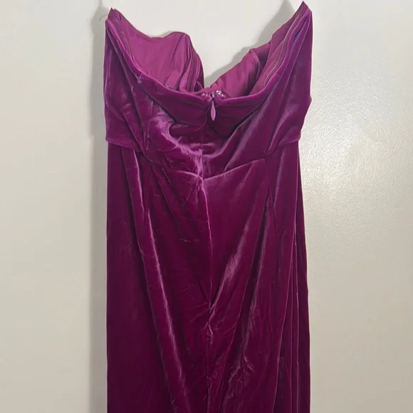 Elegant Velvet Evening Dress in Rich Purple - Picture 7 of 8